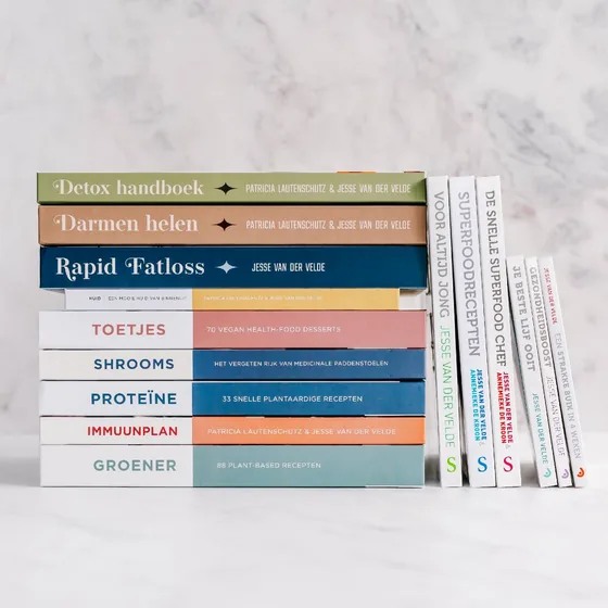 De vijftien boeken van Jesse van der Velde op een stapel