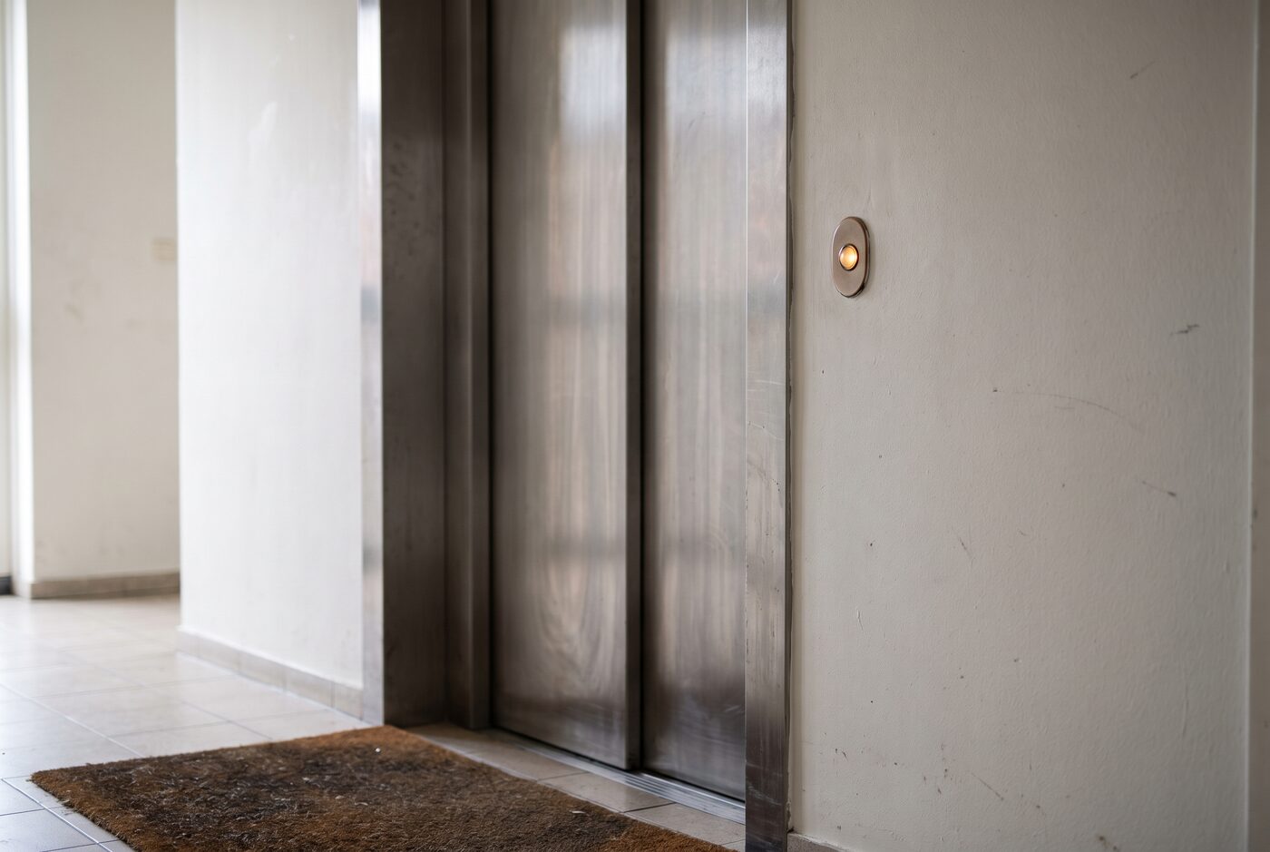 De gesloten deuren van een lift in de hal van een appartementengebouw