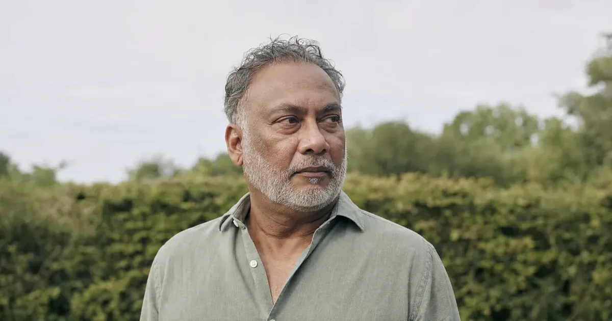 Image for palpitations after eating: a portrait in soft daylight of a man of around 55 with a grey beard, the gaze calm, to one side.