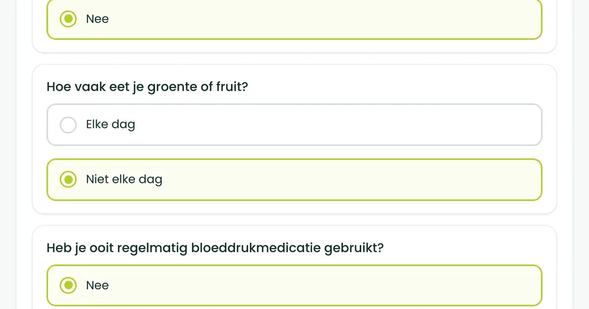 Fragebildschirm des BioProfile-Stoffwechsel-Scans, des kostenlosen Selbsttests bei einem langsamen Stoffwechsel, mit den ersten zwei Fragen: dreißig Minuten Bewegung an den meisten Tagen und täglich Gemüse oder Obst.