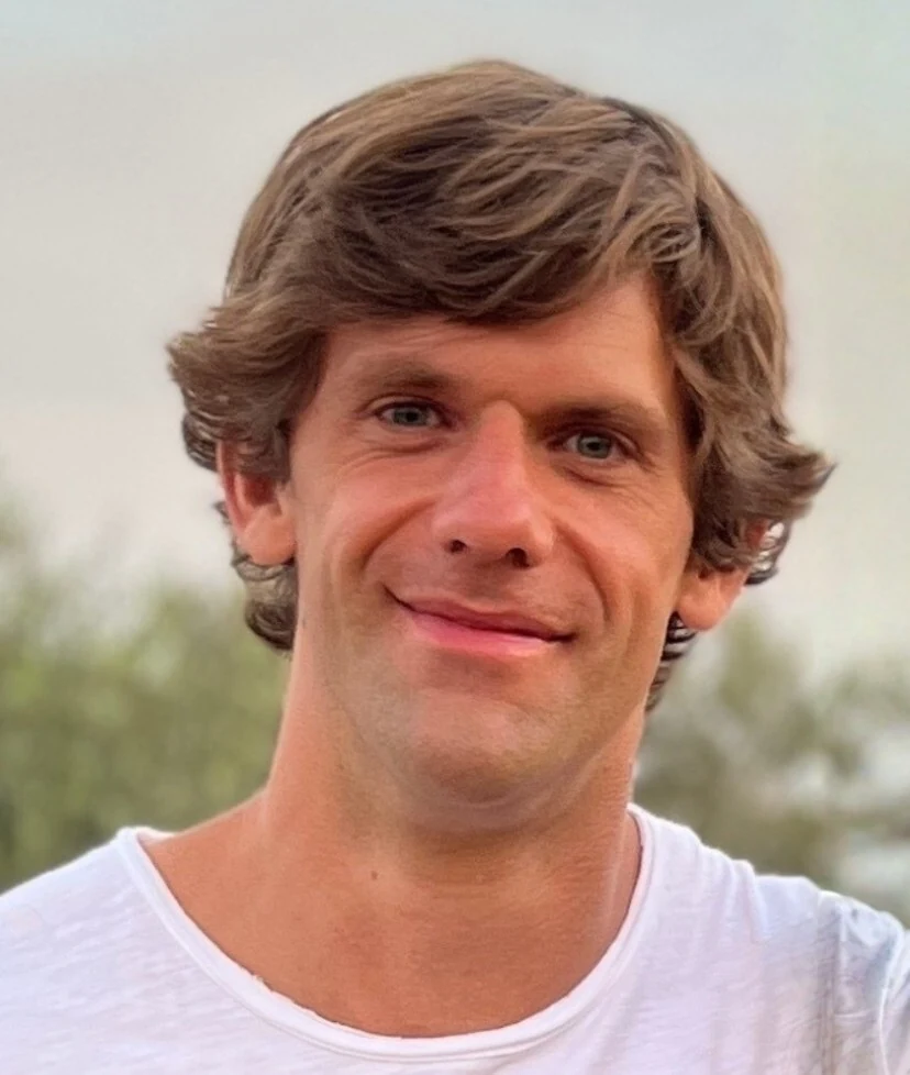 Jesse van der Velde, buiten, in een wit T-shirt.
