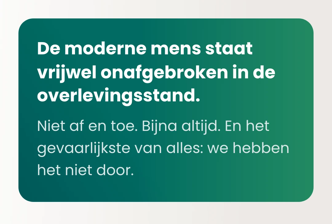 De moderne mens staat vrijwel onafgebroken in de overlevingsstand. Niet af en toe. Bijna altijd. En het gevaarlijkste van alles: we hebben het niet door.