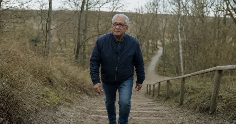 Sporten met spierpijn na 48 uur: waarom de tweede dag meer pijn doet, wat licht bewegen doet en wanneer je naar de huisarts gaat