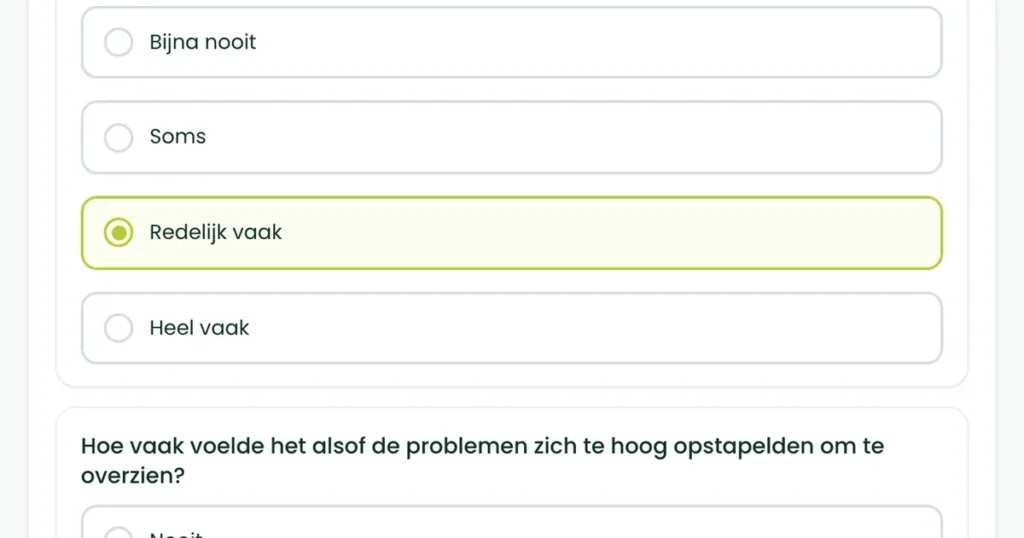 De eerste twee vragen van de BioProfile-stressscan, over het gevoel van controle en over dingen die zich opstapelen, elk met vijf antwoordmogelijkheden, bij de uitleg over wat is cortisol.